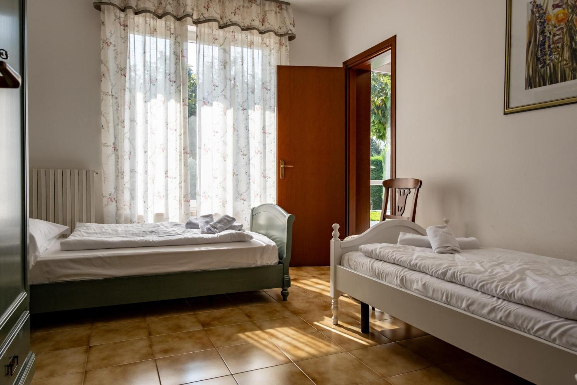 Villa Carini With 3000 Mq Garden & Heated Pool Castelnuovo del Garda Exterior foto