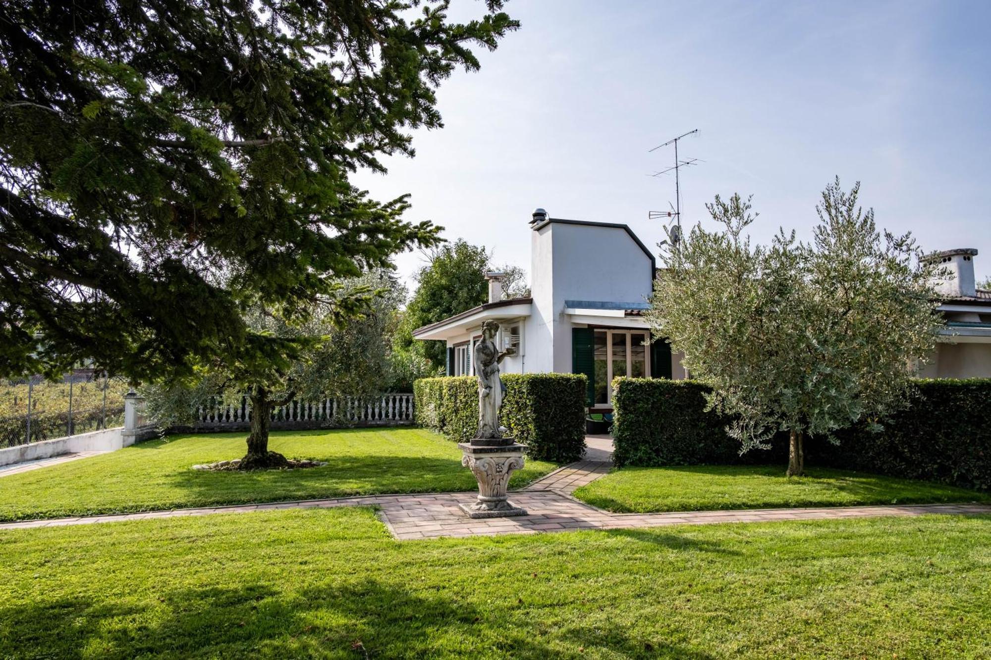 Villa Carini With 3000 Mq Garden & Heated Pool Castelnuovo del Garda Exterior foto
